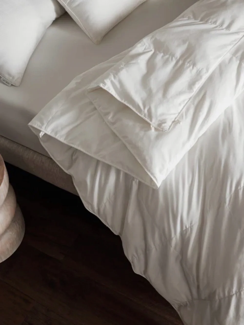 Cozy Earth Down Alternative Comforter Queen NWOT